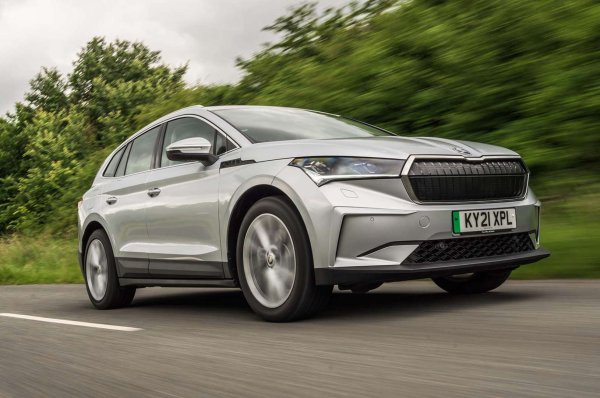 Не се отчайвайте от по-конвенционалния външен вид на Enyaq. Това е един от най-добрите електрически автомобили в продажба, поради удобното си возене, практичност и цялостна финес. Базовият модел 60 получава по-малка батерия от 58kWh и пробег от 400 км, моделите 80 могат да изминат до 530 км с едно зареждане. Ако закъсате, батерията вдига капацитета от 10 до 80 пр. за 30 минути при модел 60 и за 26 при модел 80.

Enyaq е брилянтно просторен автомобил: той е огромен отзад, с много място за главата и краката за възрастни. Получавате и много полезни функции като джобове за телефон на гърба на предните седалки. 

Оборудването също е добро, като централният екран на информационно-развлекателната система е едновременно лесен за използване и с добро качество. Можете да получите запазен модел 60 за около 27 000 евро, докато Enyaq 80 ще струва около 40 000.